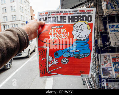 PARIS, FRANCE - circa 2018 : Le président russe Vladimir Poutine caricature sur Charlie Hebdo couvrir - assis dans un réservoir et hurlements rendez russes Banque D'Images