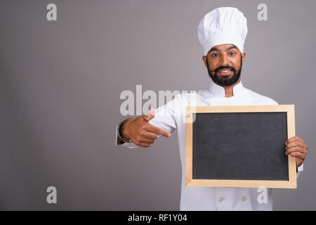 L'homme indien chef holding empty black board with copy space Banque D'Images