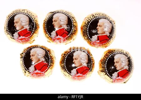 Mozartkugeln, boules de Mozart, pralinés rempli d'amande pistache et nougat Banque D'Images