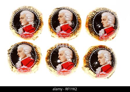 Mozartkugeln, boules de Mozart, pralinés rempli d'amande pistache et nougat Banque D'Images