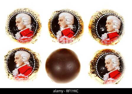 Mozartkugeln, boules de Mozart, pralinés rempli d'amande pistache et nougat Banque D'Images