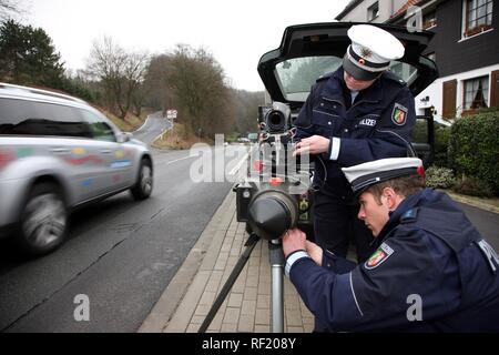 La mise en place d'agents de police contrôle de vitesse radar, Düsseldorf, Rhénanie du Nord-Westphalie Banque D'Images