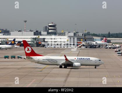 Turkish Airlines Boeing 737, l'Aéroport International de Düsseldorf, Düsseldorf, Rhénanie du Nord-Westphalie Banque D'Images