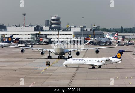 Lufthansa Airbus A340, l'un des trois avions de grande capacité en poste à Düsseldorf depuis mai 2008 pour les connexions au Canada Banque D'Images