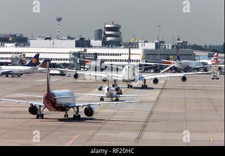 Lufthansa Airbus A340, l'un des trois avions de grande capacité en poste à Düsseldorf depuis mai 2008 pour les connexions au Canada Banque D'Images