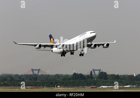 Lufthansa Airbus A340, l'un des trois avions de grande capacité en poste à Düsseldorf depuis mai 2008 pour les connexions au Canada Banque D'Images