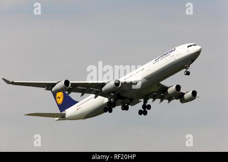 Lufthansa Airbus A340, l'un des trois avions de grande capacité en poste à Düsseldorf depuis mai 2008 pour les connexions au Canada Banque D'Images