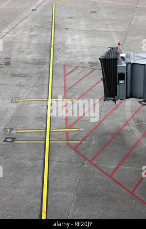 Pont des passagers, de l'escadre et de stationnement pour les avions des marqueurs sur le tarmac, l'aéroport de Düsseldorf, Duesseldorf-International Banque D'Images