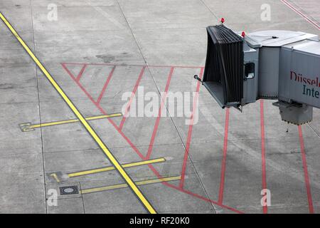 Pont des passagers, de l'escadre et de stationnement pour les avions des marqueurs sur le tarmac, l'aéroport de Düsseldorf, Duesseldorf-International Banque D'Images