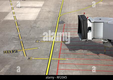 Pont des passagers, de l'escadre et de stationnement pour les avions des marqueurs sur le tarmac, l'aéroport de Düsseldorf, Duesseldorf-International Banque D'Images