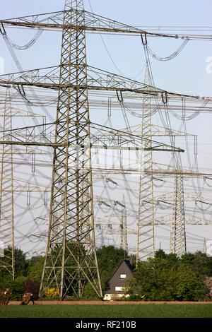 Maison construite en vertu de lignes de transmission à haute tension, Gelsenkirchen, Rhénanie du Nord-Westphalie Banque D'Images