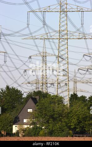 Maison construite en vertu de lignes de transmission à haute tension, Gelsenkirchen, Rhénanie du Nord-Westphalie Banque D'Images