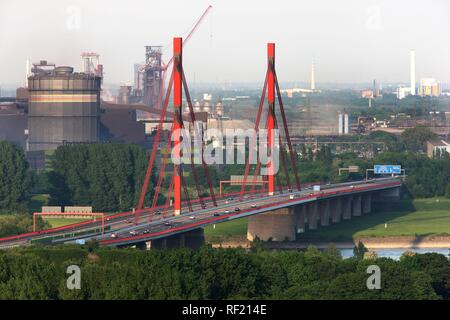 Autoroute A42 pont sur le Rhin, connu localement comme l'Emscherschnellweg entre Duisburg et Moers Banque D'Images