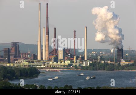 ThyssenKrupp Steel aciéries de Hamborn, Schwelgern, Rhin avec cargos, Duisbourg, Rhénanie du Nord-Westphalie Banque D'Images