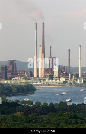 ThyssenKrupp Steel aciéries de Hamborn, Schwelgern, Rhin avec cargos, Duisbourg, Rhénanie du Nord-Westphalie Banque D'Images