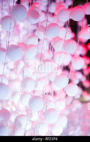 La lumière de décoration de couleur rose blanc accroché à billes en plastique polystyrène sphere rideau sur scène en plein air. Résumé, Fond, Fond, Fond d'écran, Banque D'Images