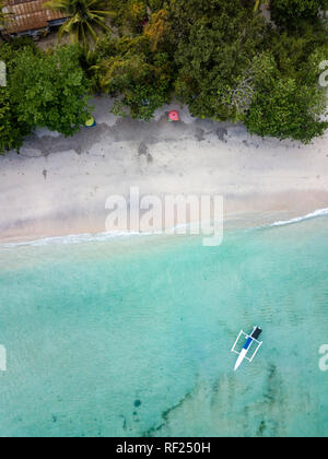 L'Indonésie, Sumbawa, West Sumbawa, vue aérienne de la banca bateau et Jelengah beach Banque D'Images