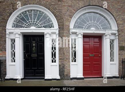 Deux portes avant à Merrion Square, Dublin, Irlande Banque D'Images