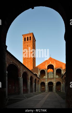 Cour intérieure, première église chrétienne, la Basilique Sant'Ambrogio, Milan, Lombardie, Italie Banque D'Images