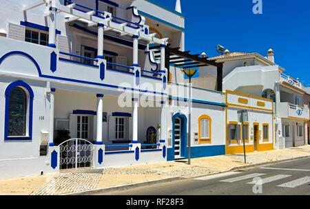 Bâtiments résidentiels typiques, Santa Luzia, Algarve, Portugal Banque D'Images