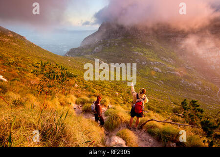 Un coucher de soleil randonnée jusqu'afords Devil's Peak vue incroyable que le soleil descend sous l'horizon de l'océan Atlantique, Cape Town, Western Cape Province, Afrique du Sud Banque D'Images