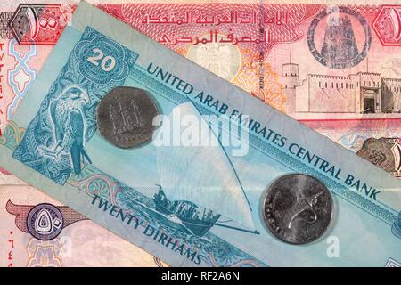 Dirham (ou Dirhem) monnaie, DEA, des billets et des pièces avec de l'huile de forage, derrick, Emirats arabes unis (EAU) Banque D'Images