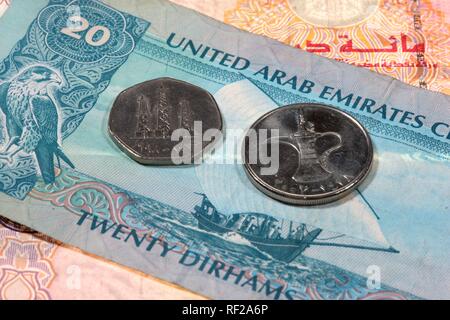 Dirham (ou Dirhem) monnaie, DEA, des billets et des pièces avec de l'huile de forage, derrick, Emirats arabes unis (EAU) Banque D'Images