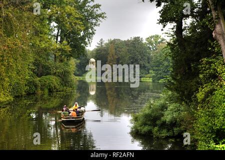 Barque traversant les lacs et canaux à Schoch's Garden, Kleines Walloch eau et le Temple de Vénus Banque D'Images