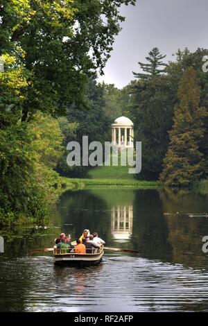 Barque traversant les lacs et canaux à Schoch's Garden, Kleines Walloch eau et le Temple de Vénus Banque D'Images