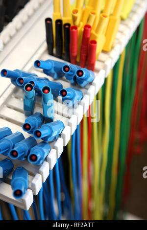 En différentes couleurs des câbles pour la connexion des circuits électriques Banque D'Images