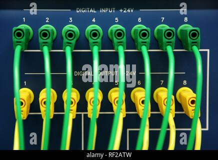 En différentes couleurs des câbles pour la connexion des circuits électriques, entrées et sorties numériques sur un appareil de mesure Banque D'Images