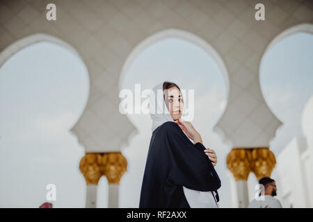 Femme à la célèbre Grande Mosquée de Sheikh Zayed à Abu Dhabi, Emirats Arabes Unis. Banque D'Images