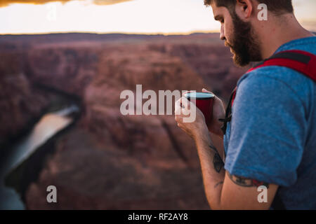 USA, Arizona, Horseshoe Bend, Young man holding red cup Banque D'Images