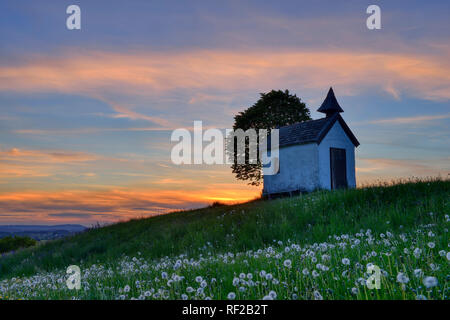 L'Allemagne, la Haute-Bavière, Aidlinger Hoehe, chapelle au coucher du soleil Banque D'Images