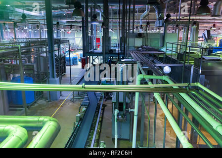 L'intérieur de l'industrie des boissons gazeuses avec des tubes d'usine Banque D'Images