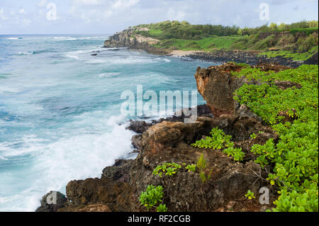 Makawehi Lithified falaises sur la rive sud-est de Kauai, Hawaii, United States, offre un cadre pittoresque et fascinante randonnée côtière. Banque D'Images