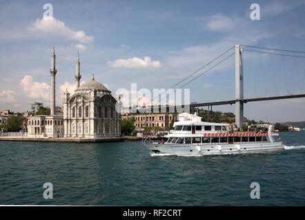 Pont du Bosphore et la mosquée Mecidiye, Istanbul, Turquie Banque D'Images