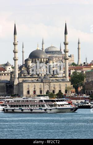 Corne d'or avec la nouvelle mosquée en face de Sainte-Sophie, Istanbul, Tuerkei Banque D'Images