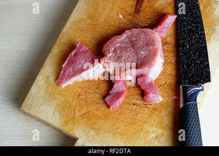 Morceaux de viande fraîche sont disposés dans la forme d'un animal sur une planche à découper avec un couteau. Arrière-plan pour le restaurant. Banque D'Images