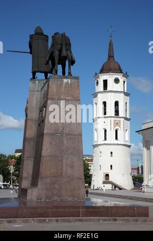 Monument de Gediminas, Cathédrale Saint-stanislas avec clocher détaché, Varpine, Place de la Cathédrale, Vilnius, Lituanie Banque D'Images