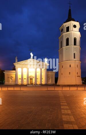 La Cathédrale Saint-stanislas illuminé avec clocher détaché, Varpine, Place de la Cathédrale, Vilnius, Lituanie, Pays Baltes Banque D'Images