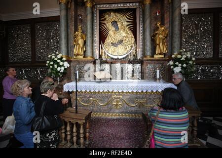 Les gens prier, portes de l'aube, avec l'icône d'or chapelle de la Bienheureuse Vierge Marie, Vilnius, Lituanie, Pays Baltes Banque D'Images