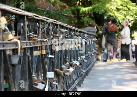 Des cadenas gravés les noms des amoureux verrouillé sur un pont, tradition lituanienne pour les jeunes mariés, Vilnius Banque D'Images