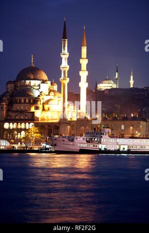 Corne d'or, voyant allumé nouvelle mosquée à l'avant, le Nuru Osmaniye mosquée à dos, Istanbul, Turquie Banque D'Images