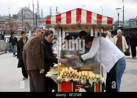 Street kitchen vendre des épis de maïs cuits à la vapeur, le pont de Galata, Istanbul, Turquie Banque D'Images