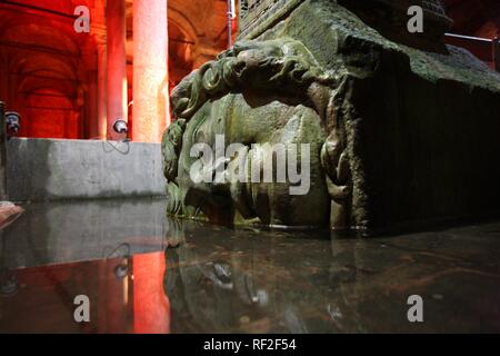 Sculpture de la tête de Méduse, Yerebatan Sarayi, Citerne basilique byzantine à Sultanahmet, Istanbul, Turquie Banque D'Images