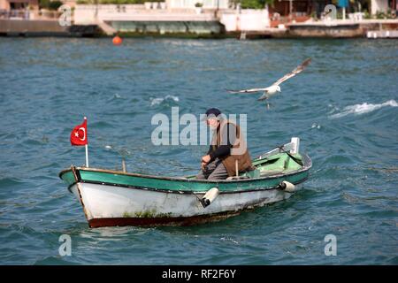 Pêcheur dans un bateau sur le Bosphore, Istanbul, Turquie Banque D'Images