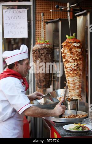 Vendeur dans un Doener Kebab fast food stand, Istanbul, Turquie Banque D'Images
