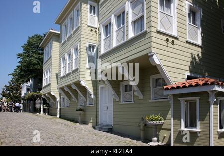 Vieilles maisons en bois dans la rue Sogukcesme Sokagi, Saray Burnu, Istanbul, Turquie Banque D'Images