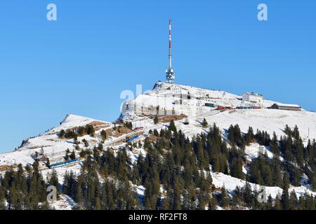Train à crémaillère, Rigi Kulm station de montagne couverte de neige à l'arrière, Vitznau, dans le Canton de Lucerne, Suisse Banque D'Images